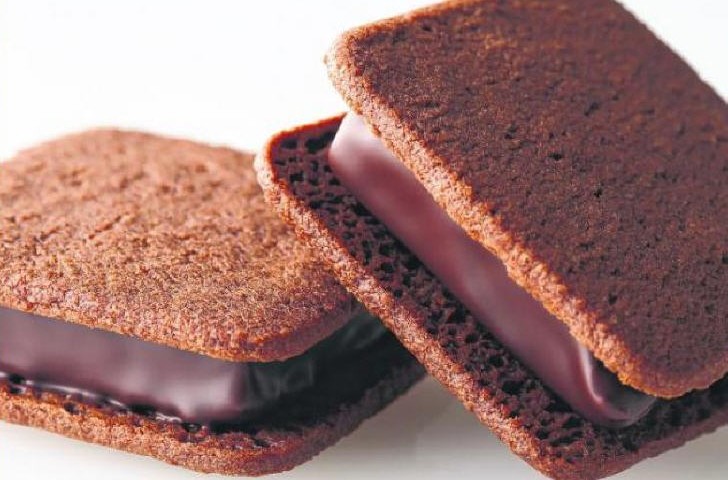VANILLA BEANS: Chocolate cookie sandwich