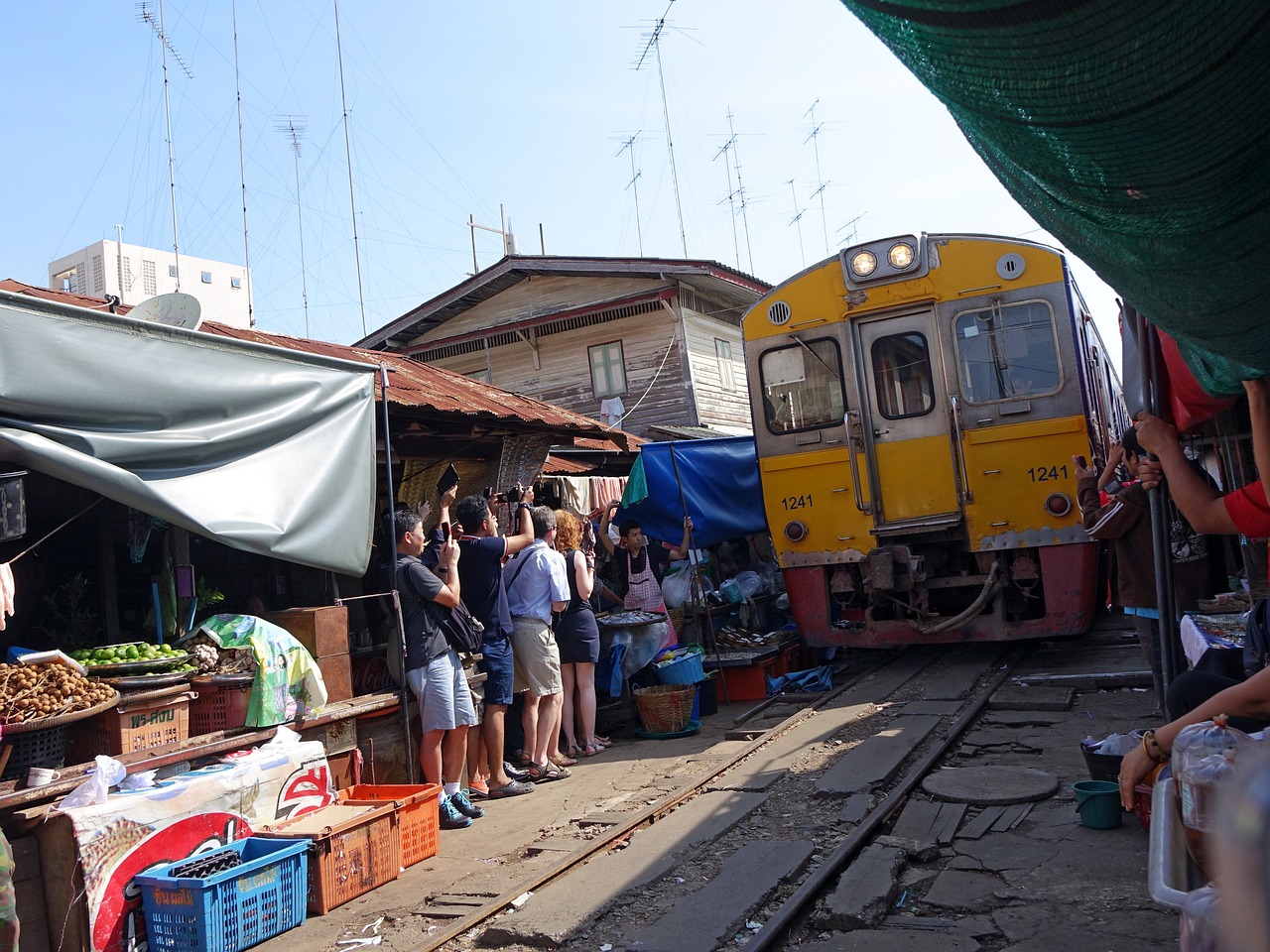 Rom Hoop Market (Maeklong Railway Market). Image by Jason Goh from Pixabay