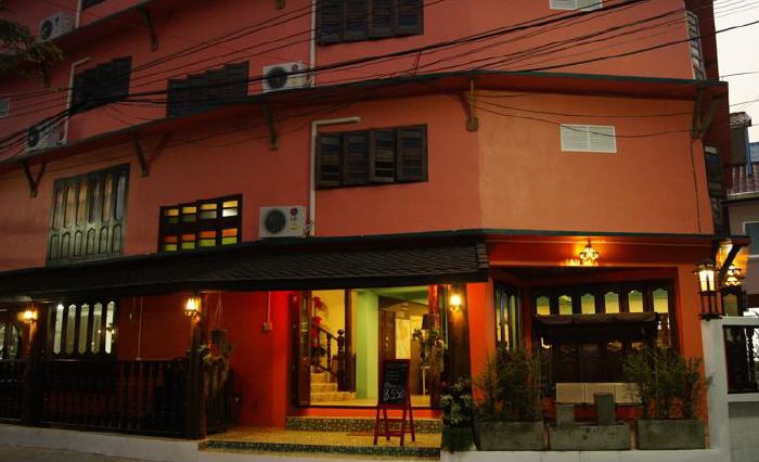 The Corner Inn, 17 Soi.1 Rajvithi Road., Sri Poom, Muang, 50200 Chiang Mai, Thailand