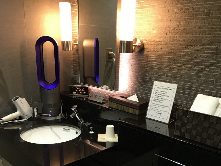 Dyson fan in shower room, ANA Lounge, Haneda Airport, SQ 633 A350 Business Class Experience Tokyo - Singapore