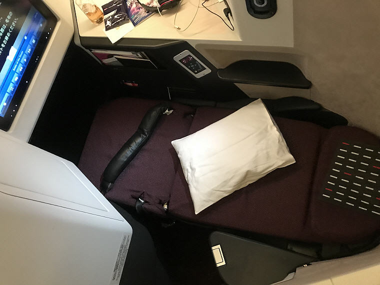 Seat in fully flat position, 9K, JAL SKY SUITE 777 Business Class